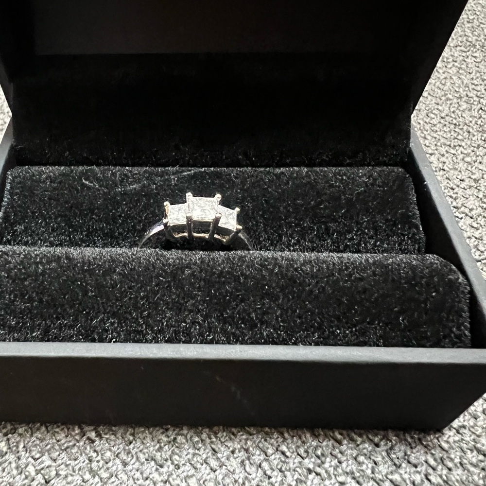 3-stone diamond ring in 14k white gold